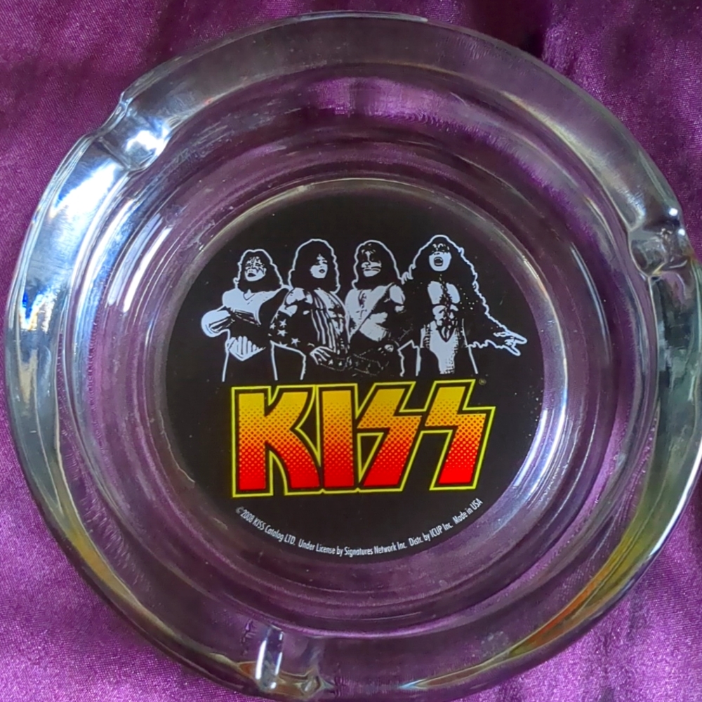 Kiss ashtray